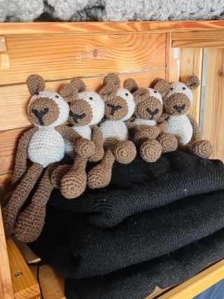 Háčkované ovečky z naší shetlandské eko vlny ✨ Díky těmhle roztomiloučkým příšerkám jsme dokolane zerou waste a využijeme...